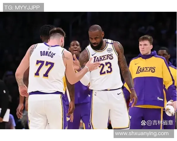 老鹰队对决湖人队詹姆斯领衔的精彩比赛回顾与分析